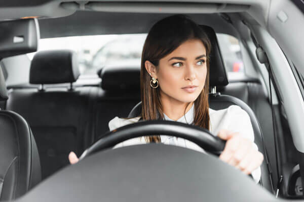 運転する女性