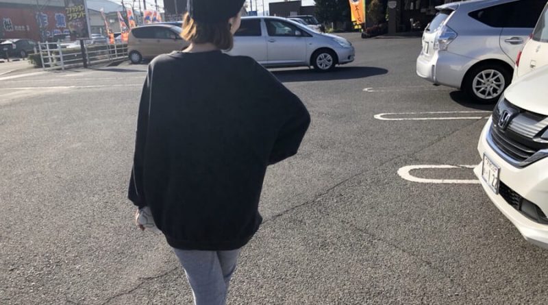 車を探している女性