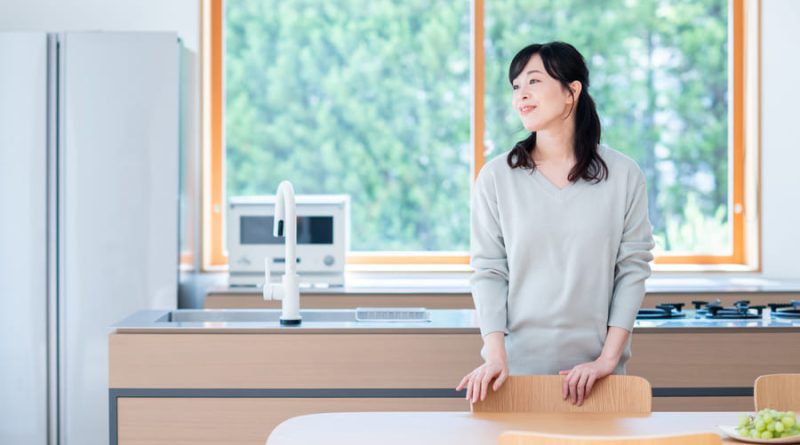 部屋を掃除する女性